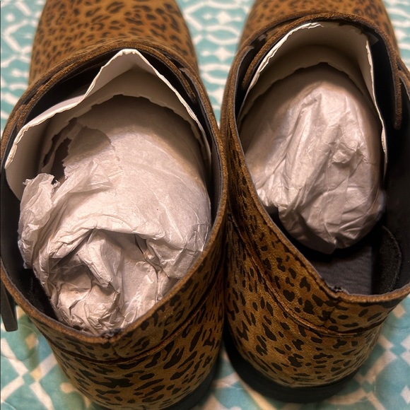 Volcom Woman’s Leopard Print Boots - Picture 4 of 6